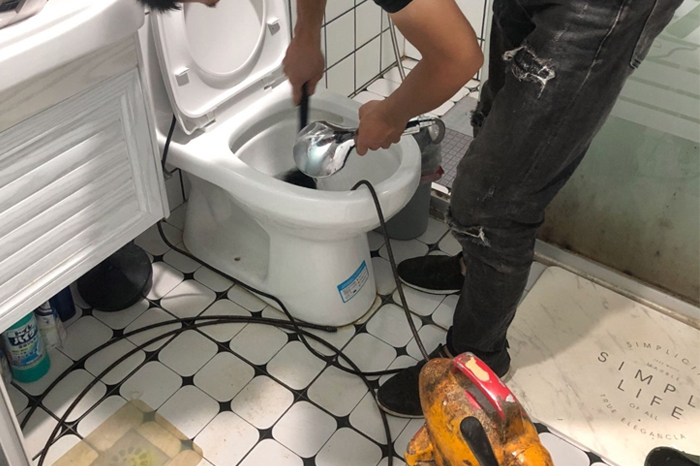 冠县马桶堵塞自己疏通还是找师傅？专业上门服务让你省时更省心
